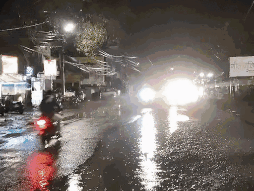 मध्य प्रदेश के नर्मदापुरम में बारिश से गणेश पंडालों को नुकसान पहुंचा।