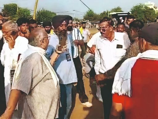 बात इतनी बढ़ गई कि गाली-गलौज तक पहुंच गई।