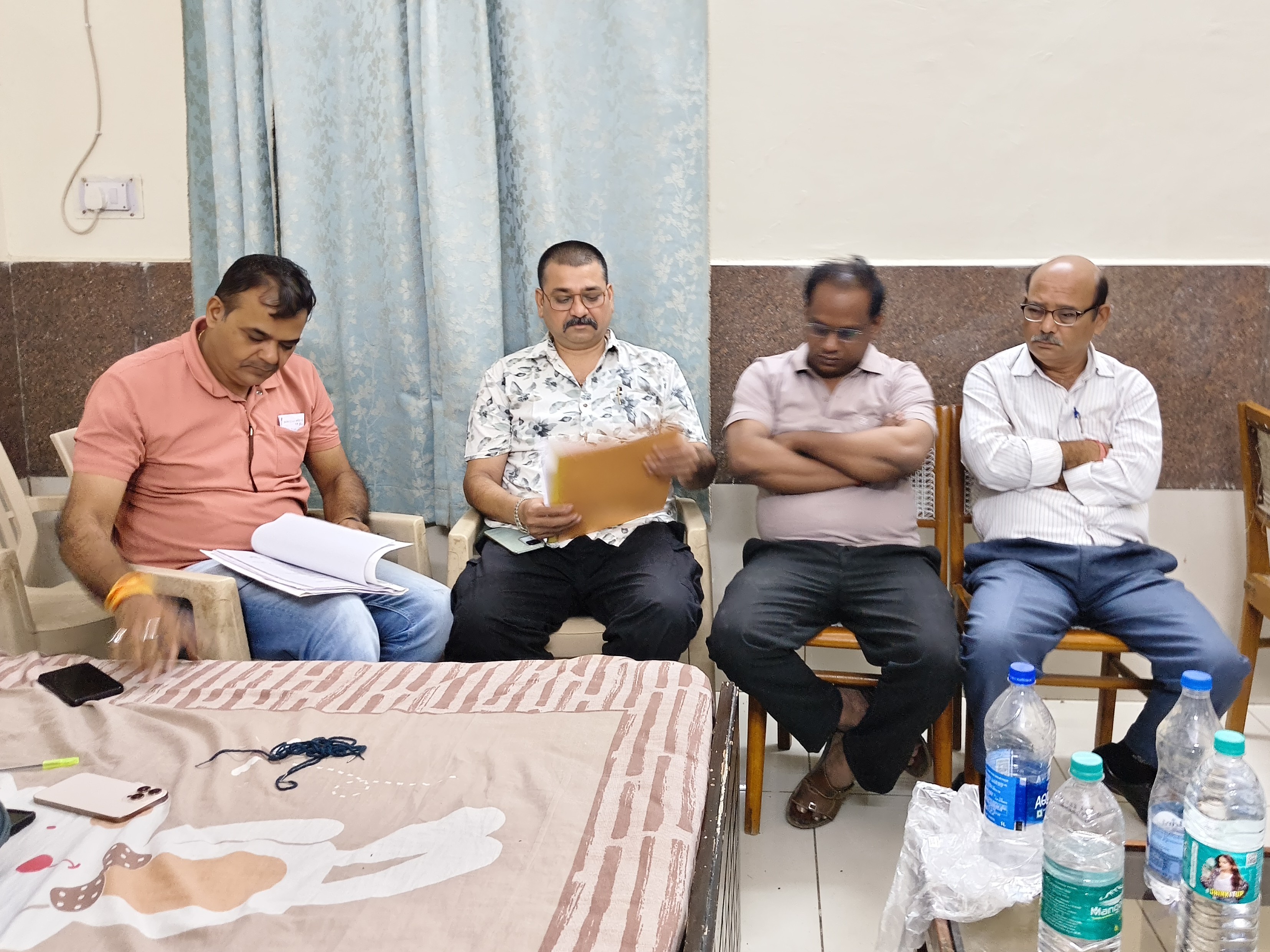 कार्रवाई के दौरान मौजूद लोकायुक्त टीम।