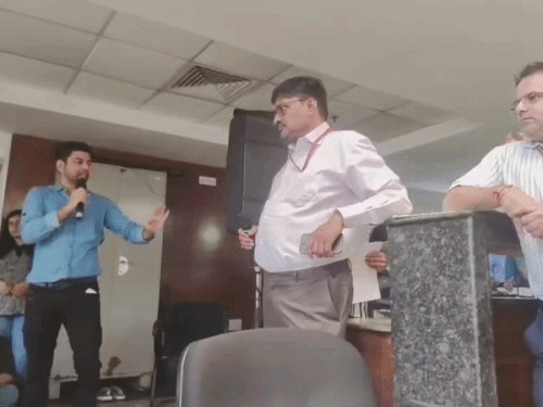 डीन डॉ. कालिदास चव्हाण भी डॉक्टर कर रहे डॉक्टरों के बीच पहुंचे।