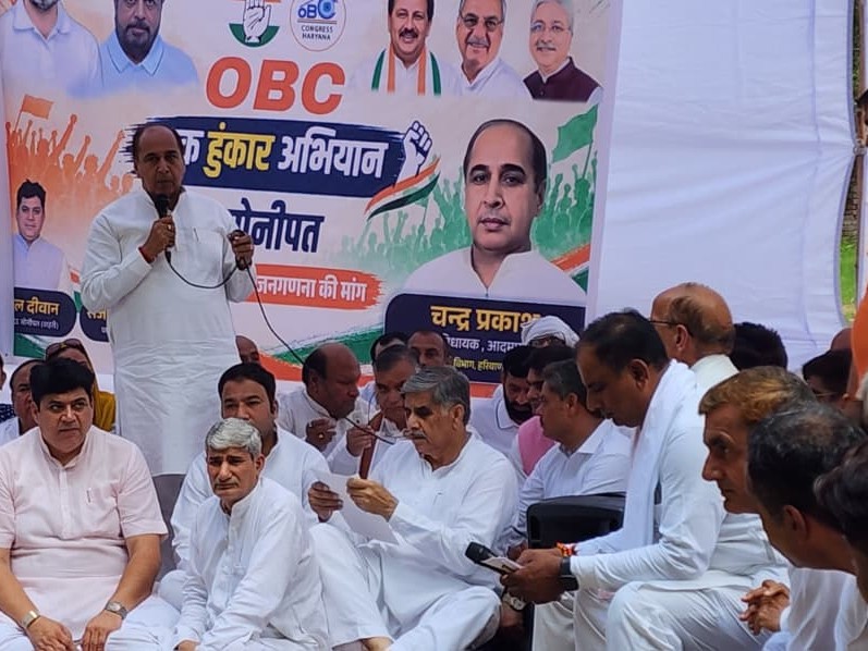 प्रदर्शन को संबोधित करते हुए।