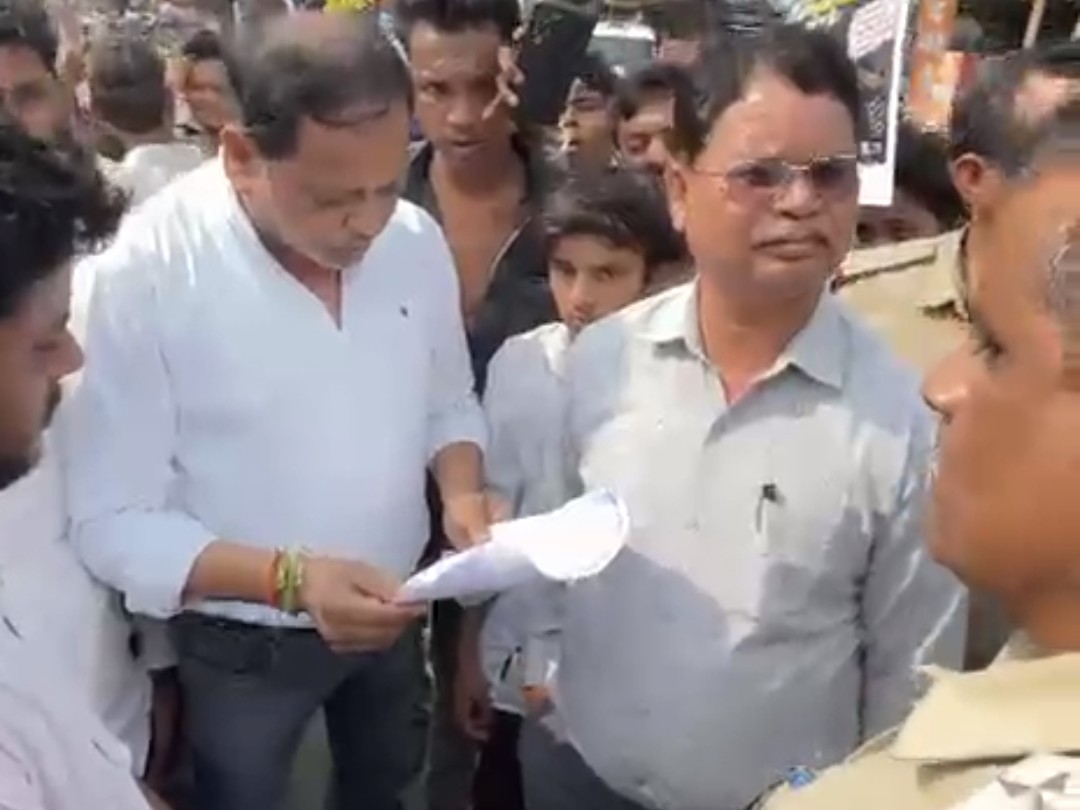 चिचोली में स्मार्ट मीटर के विरोध में NSUI का प्रदर्शन: सड़क पर दिया धरना दिया, विद्युत विभाग के खिलाफ नारेबाजी की – Betul News चिचोली में स्मार्ट मीटर के विरोध में NSUI का प्रदर्शन: सड़क पर दिया धरना दिया, विद्युत विभाग के खिलाफ नारेबाजी की – Betul News