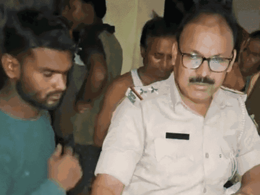 मौके पर पहुंच पुलिस की टीम ने जांच की और सबूत इकट्ठा किए।