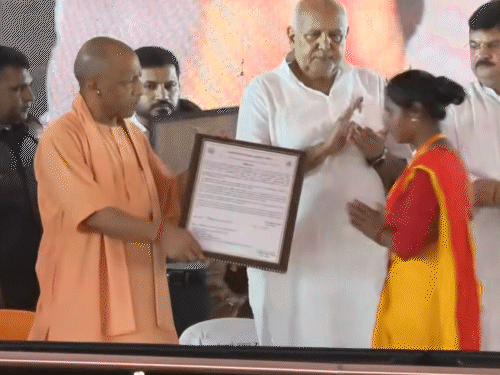 मानदेय बढ़ोतरी के साथ आंगनवाड़ी कार्यकर्ताओं को ₹5 लाख तक कैशलेस इलाज मिलेगा, स्मार्टफोन भी दिए जाएंगे।