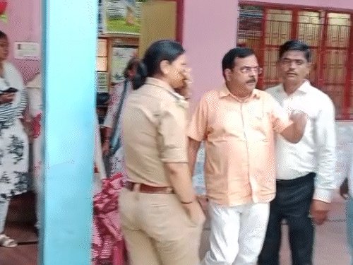 स्कूल में इतनी बड़ी घटना कैसे हुई, इसको लेकर पुलिस ने स्टाफ से पूछताछ की।