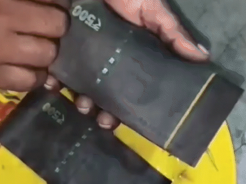 As soon as the black-coated note is dipped in the chemical, it begins to look like a genuine note within a few seconds. The agent sent this video showing the cleaning of the notes to the reporter.