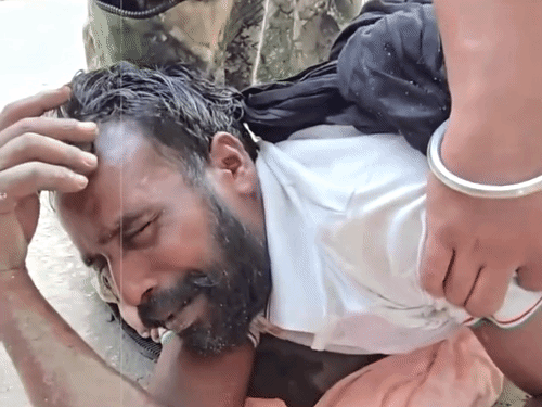 पीड़ित जग्गा सिंह वीडियो में गांव के सरपंच पर आरोप लगाते हुए।