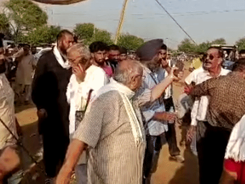 नूरमहल छिंज मेले में रविवार देर शाम प्रधान और चेयरमैन के बीच बहस। - Dainik Bhaskar