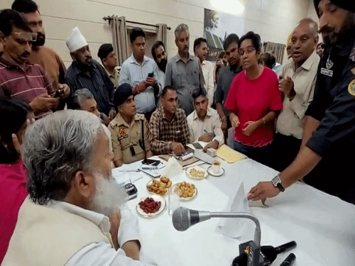 अंबाला में जनसुनवाई के दौरान मंत्री विज से शिकायत करते नरेश कुमार। (फाइल)