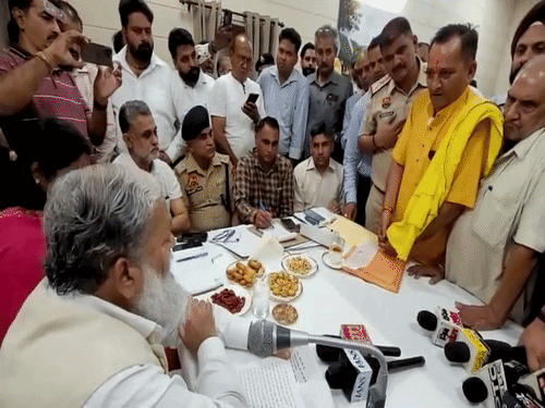 जनसुनवाई के दौरान मंत्री अनिल विज ASI को सस्पेंड करने के आदेश देते हुए। (फाइल)