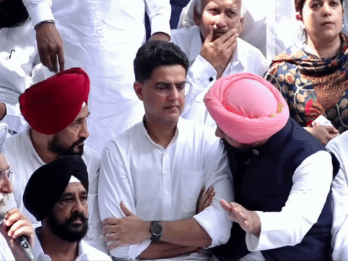 चंडीगढ़ में प्रदर्शन के दौरान प्रभारी सचिन पायलट के सामने प्रदेश कांग्रेस प्रधान अमरिंदर सिंह राजा वड़िंग व पूर्व सीएम चरणजीत चन्नी आपस में बात करते हुए दिखे थे।