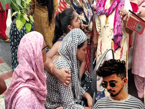 अस्पताल में विलाप करतीं युवक की ससुराल की महिलाएं। इनसेट में मृतक की फाइल फोटो। - Dainik Bhaskar