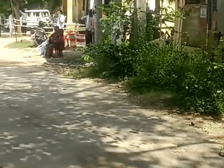 मतदान के लिए पार्षद केंद्र पर पहुंचे।
