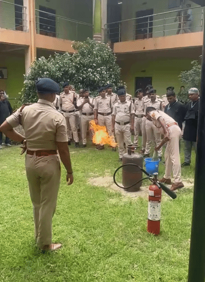 मॉक ड्रिल के दौरान सिलेंडर में लगी आग पर काबू पाने का टिप्स देते अधिकारी।
