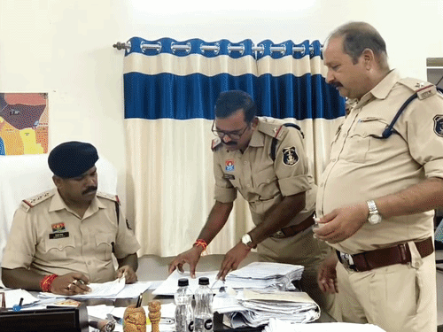 बॉयफ्रेंड के खाते में पैसे डालने की जिद, भाई को जान से मारने की धमकी - Dainik Bhaskar