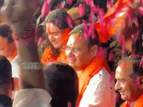 सीएम भजनलाल शर्मा बीजेपी कार्यालय के मुख्य गेट से मंच तक पैदल चलकर गए। उन्होंने कार्यकर्ताओ का अभिनंदन स्वीकार किया