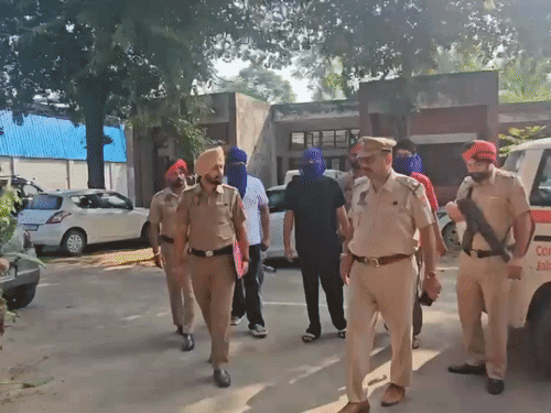 पुलिस के साथ गिरफ्तार आरोपी। - Dainik Bhaskar
