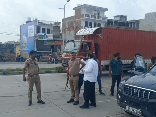 अहजम की गाड़ी रोकी गई और उससे पूछताछ की गई।