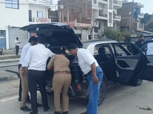 कौशांबी में अहजम के काफिले में शामिल गाड़ी को चेक किया गया।
