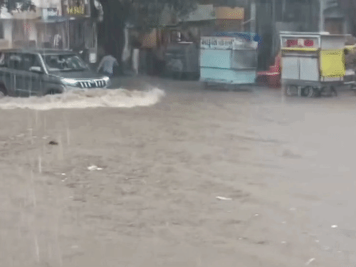 गुजरात के भावनगर में भारी बारिश के बाद निचले इलाकों में घुटनों तक पानी भर गया।