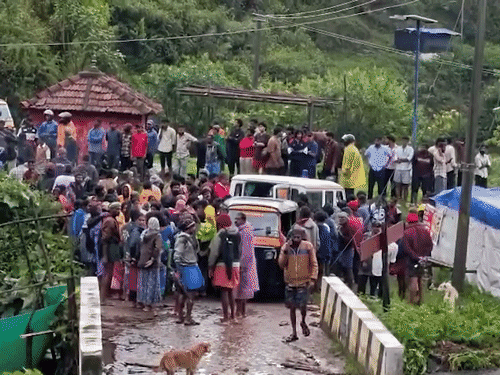 केरल के वट्टावडा कोट्टाकांबूर में लैंडस्लाइड से दो भाई-बहनों की मौत हो गई।