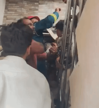 रेस्क्यू के दौरान शख्स लिफ्ट से उलटा लटका दिखा। आसपास मौजूद लोग उसका हाथ पकड़कर उसे संभालने की कोशिश करते नजर आए।
