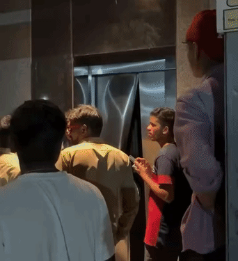 रेस्क्यू के बाद छात्र काफी डरा हुआ था और उसकी आंखों में आंसू थे।