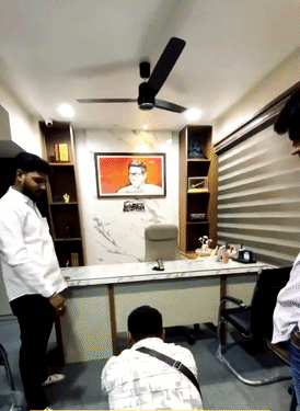 महेश को राज ठाकरे की फोटो क सामने दंडवत कराया गया।