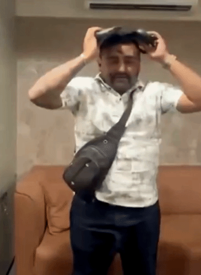 महेश के सिर पर चप्पल रखकर उनसे उठक-बैठक कराई गई।