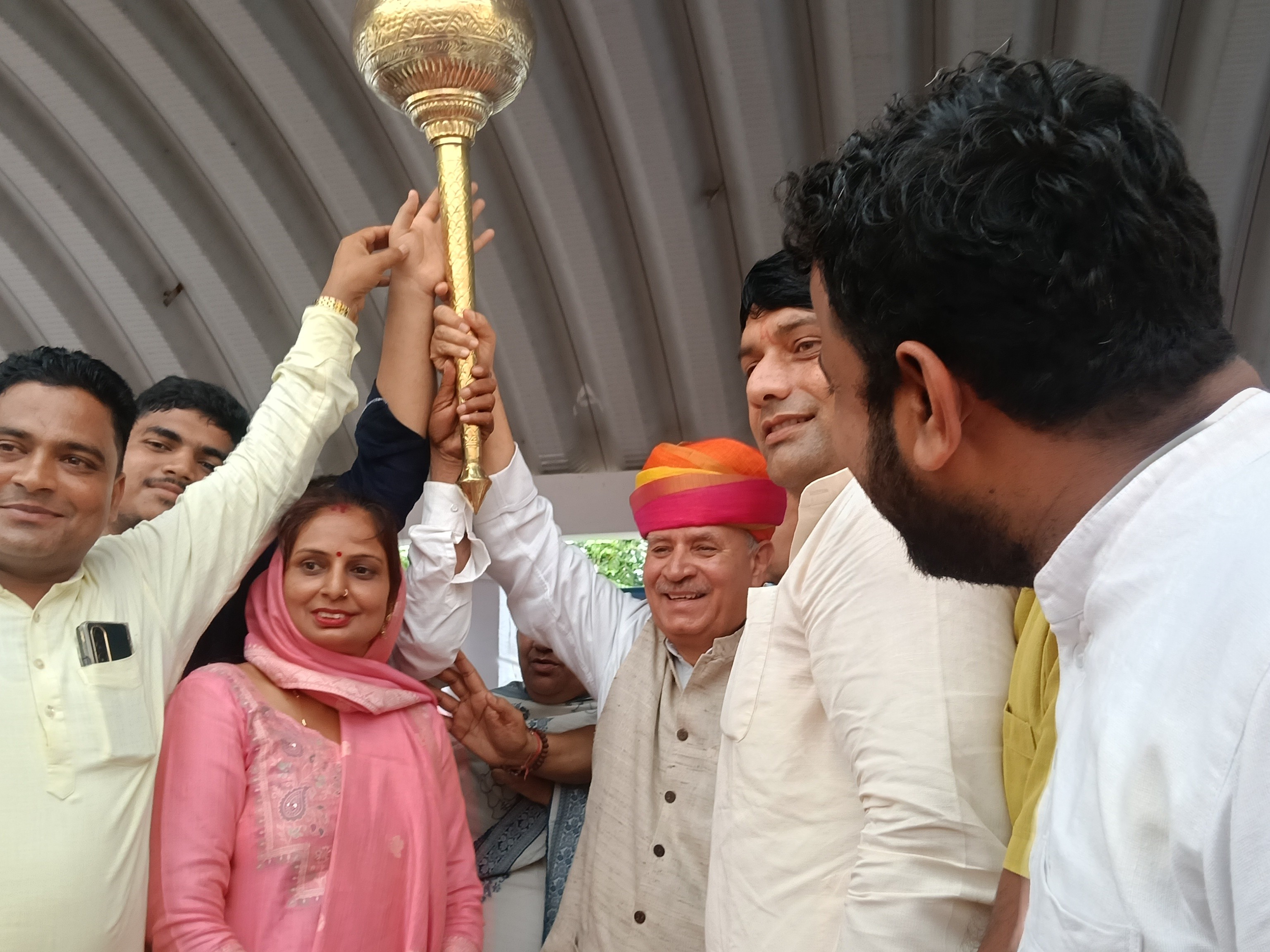 केंद्रीय मंत्री राव इंद्रजीत सिंह को यूवा गदा भेंट करते हुए।