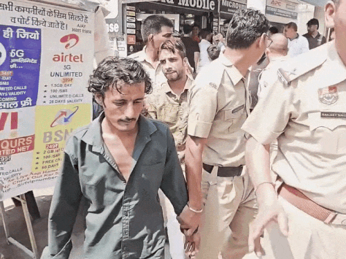 पुलिस चोरों को पकड़कर हिसार के सिटी थाना में ले गई है।