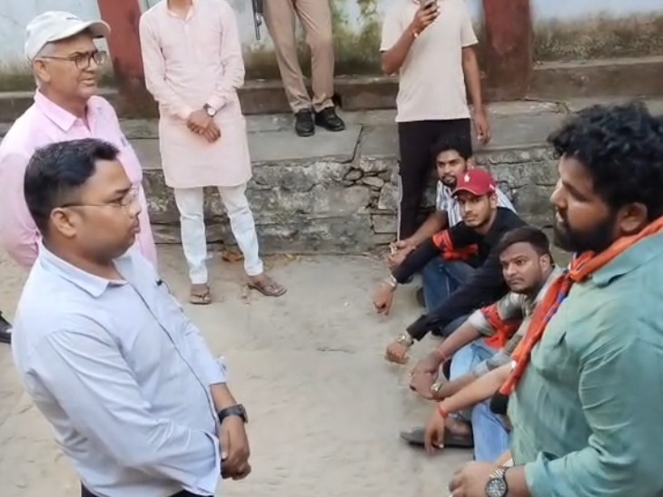 कार्यकर्ताओं ने आरोप लगाया कि उन्हें अपमानित करने के बाद प्रिंसिपल ने उन्हें अराजक तत्व कहकर उनके खिलाफ मुकदमा दर्ज कराने की कोशिश की।