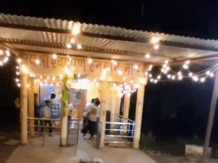 इसी मंदिर के सामने हादसा हुआ।