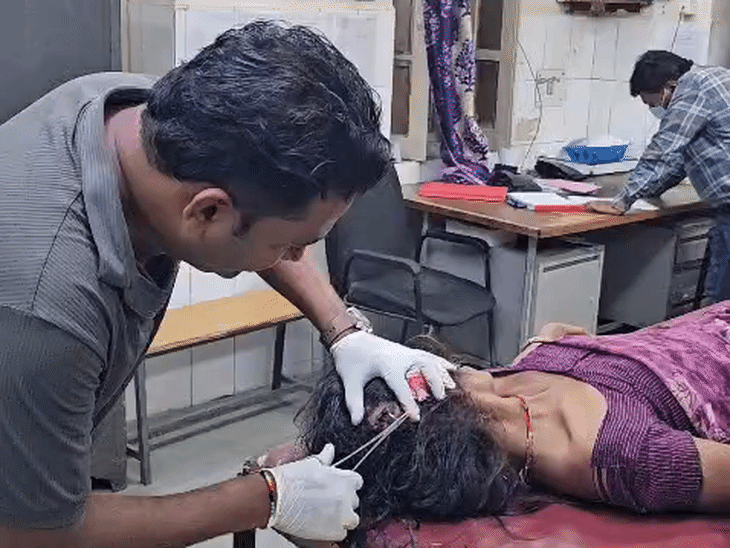 हादसे में घायल एक महिला को सिर में टांके आए हैं।