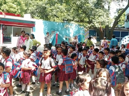 वारदात के बाद स्कूली बच्चों को कक्षाओं से बाहर लाकर ग्राउंड में इकट्ठा कर दिया गया।