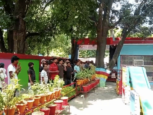 वारदात के बाद स्कूल को खाली करा दिया गया। परिजनों स्कूल बुलाकर उनके साथ बच्चों को घर वापस भेज दिया गया।