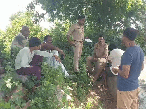 छात्रा का शव मिलने के बाद पुलिस ने परिजनों से मामले की जानकारी ली।