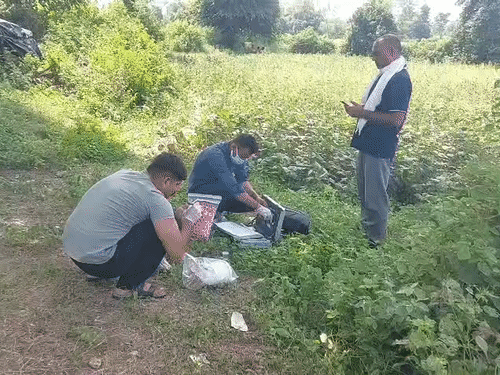 छात्रा का शव मिलने पर फोरेंसिक टीम ने आकर जांच पड़ताल की।