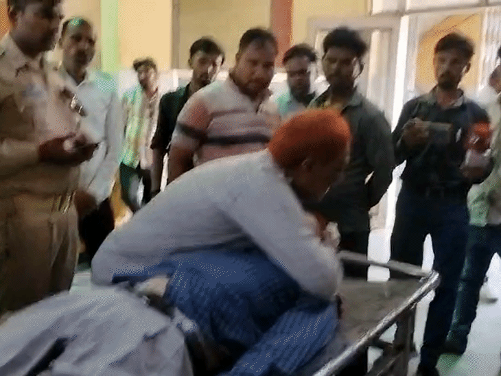 छोटे भाई यशपाल की हत्या के बाद बड़ा भाई रामपाल करीब 5 मिनट तक गले लगाकर रोता रहा।