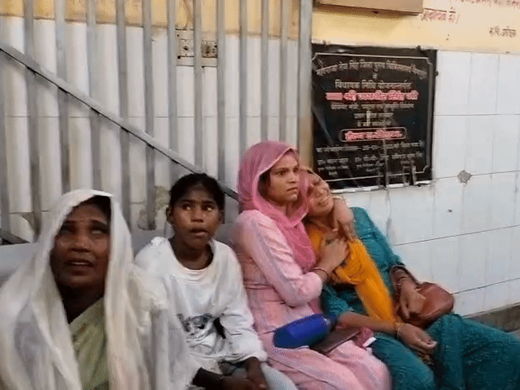 प्रिंसिपल की हत्या की सूचना पर परिजन अस्पताल पहुंचे। जिसके बाद रोते-बिखलते रहे।