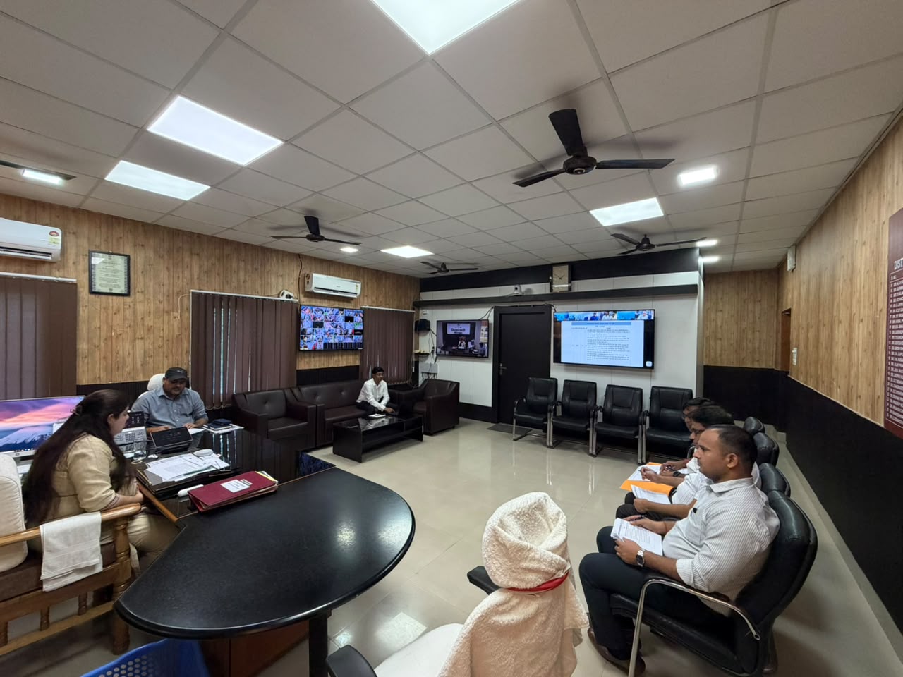 बैठक में मौजूद पदाधिकारी।