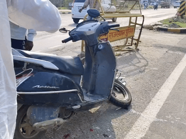 ओमप्रकाश स्कूटी से दुकान जा रहे थे ।