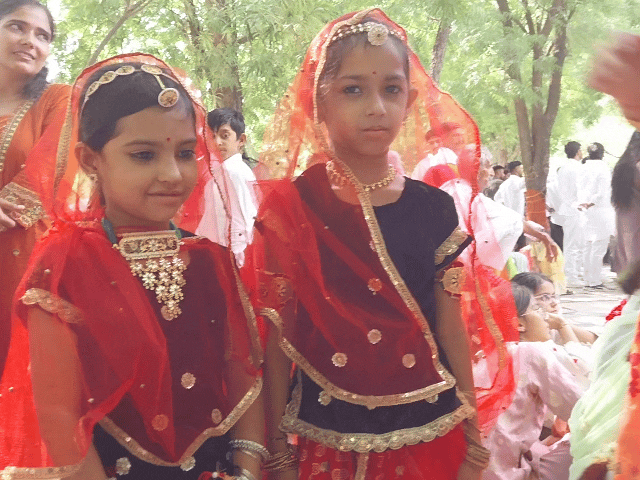 मेले में परंपरागत वेशभूषा में दिव्यांशी और प्रियांशी पहुंचीं।