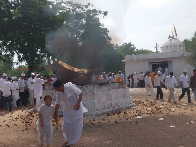 मेले में पहुंचे लोगों ने हवनकुंड में आहुति देकर पर्यावरण बचाने का संकल्प लिया।