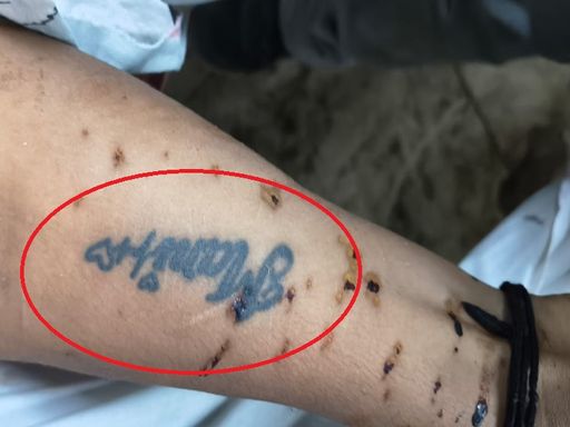 महिला की बाजू पर लिखा मनी नाम।