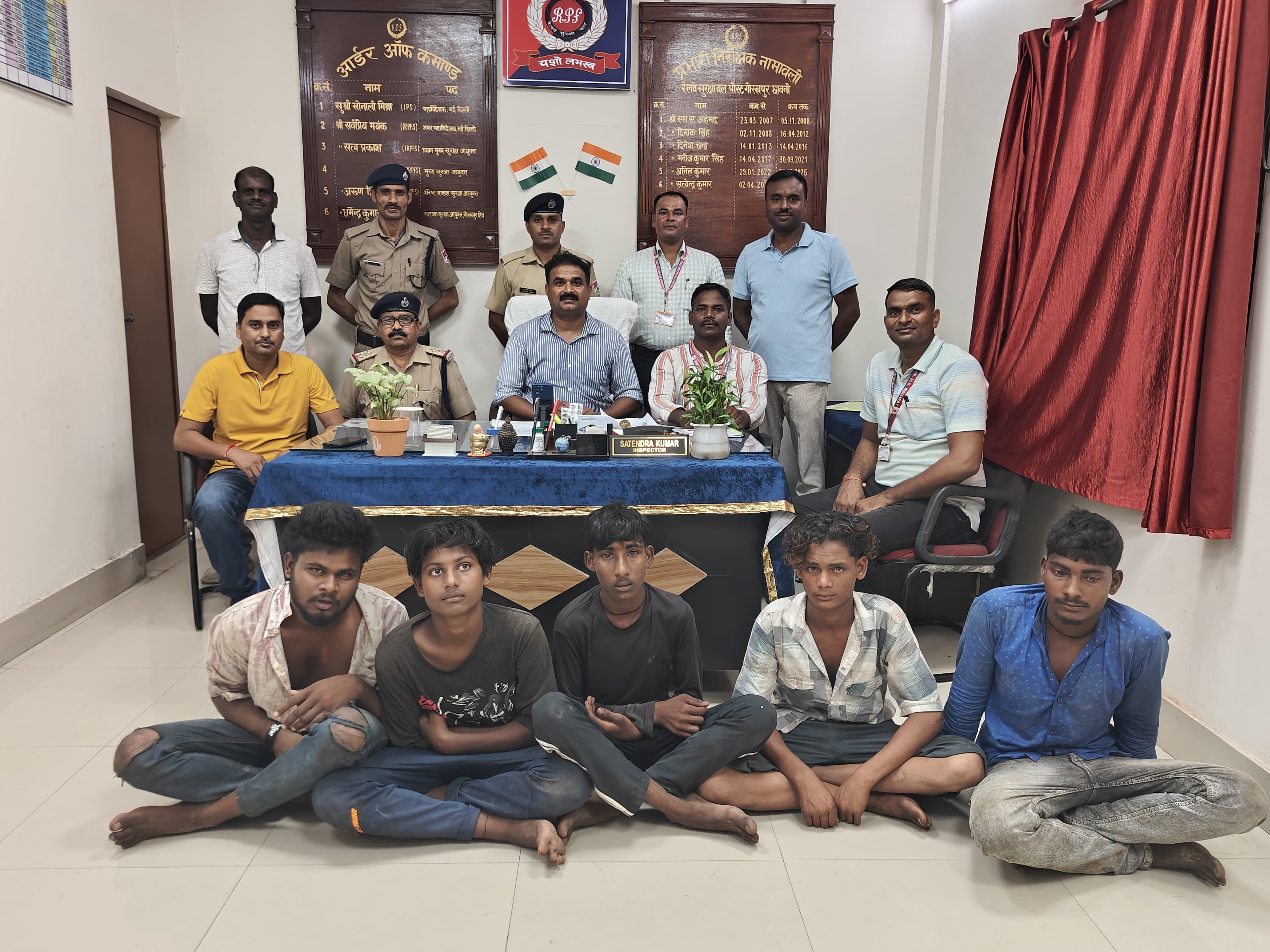 पुलिस ने 5 लड़कों को गिरफ्तार किया है।