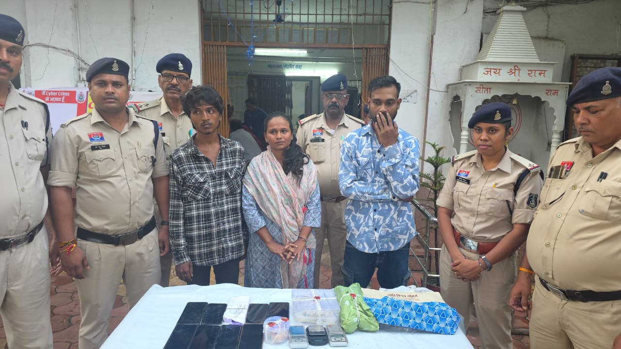 पुलिस ने गांजा के साथ मोबाइल और कैश भी बरामद किया।