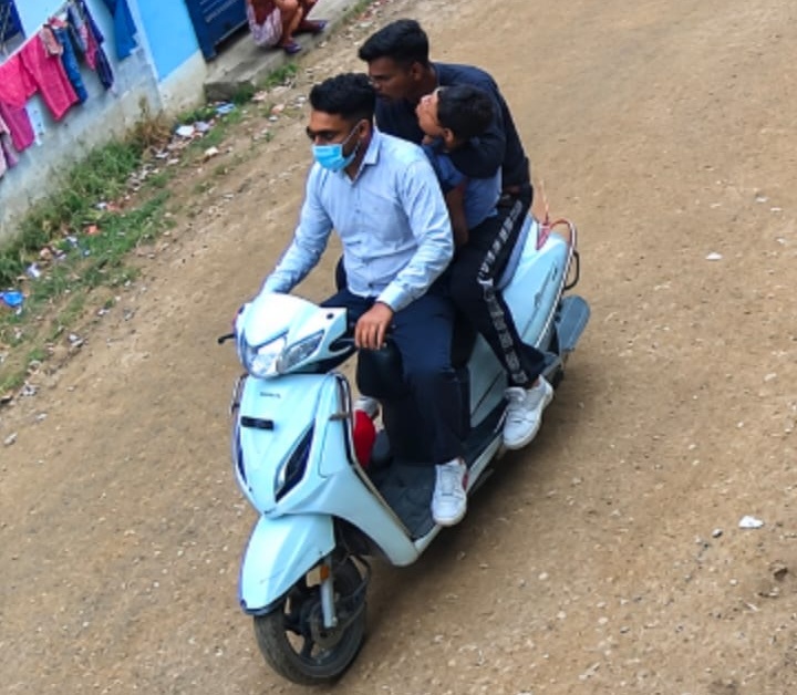 सीसीटीवी में आरोपी बच्चे को स्कूटी पर ले जाते दिखे थे।
