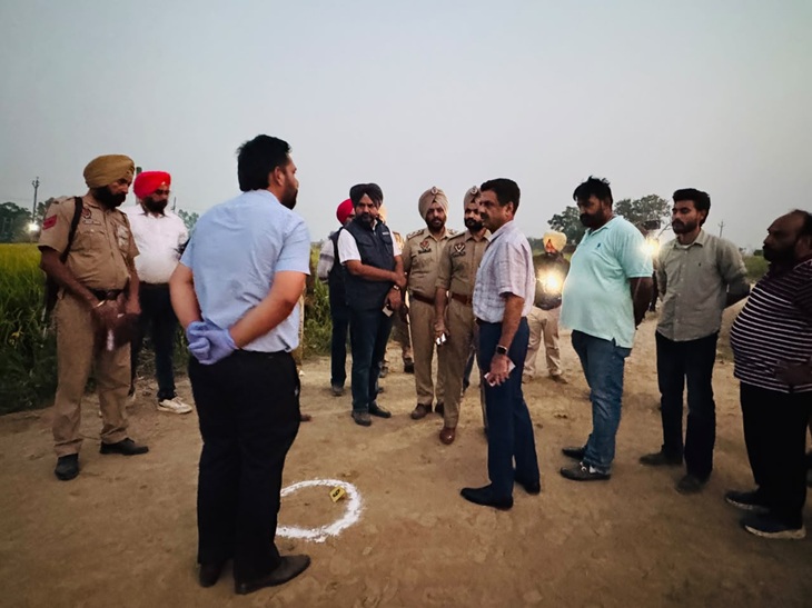 बदमाशों के एनकाउंटर के बाद डीआईजी फिरोजपुर रेंज स्नेहदीप शर्मा मौके पर पहुंचे।