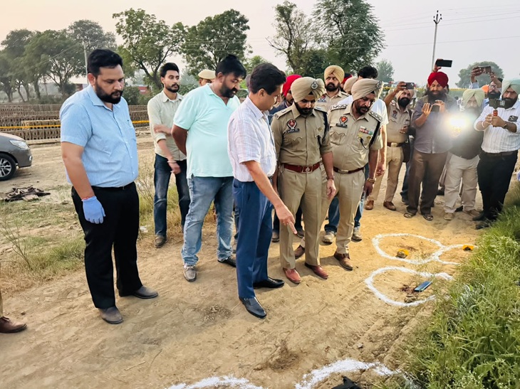 डीआईजी फिरोजपुर रेंज स्नेहदीप शर्मा मौके पर पड़े बदमाशों के पिस्टल और फोन के बारे में जानकारी लेते हुए।